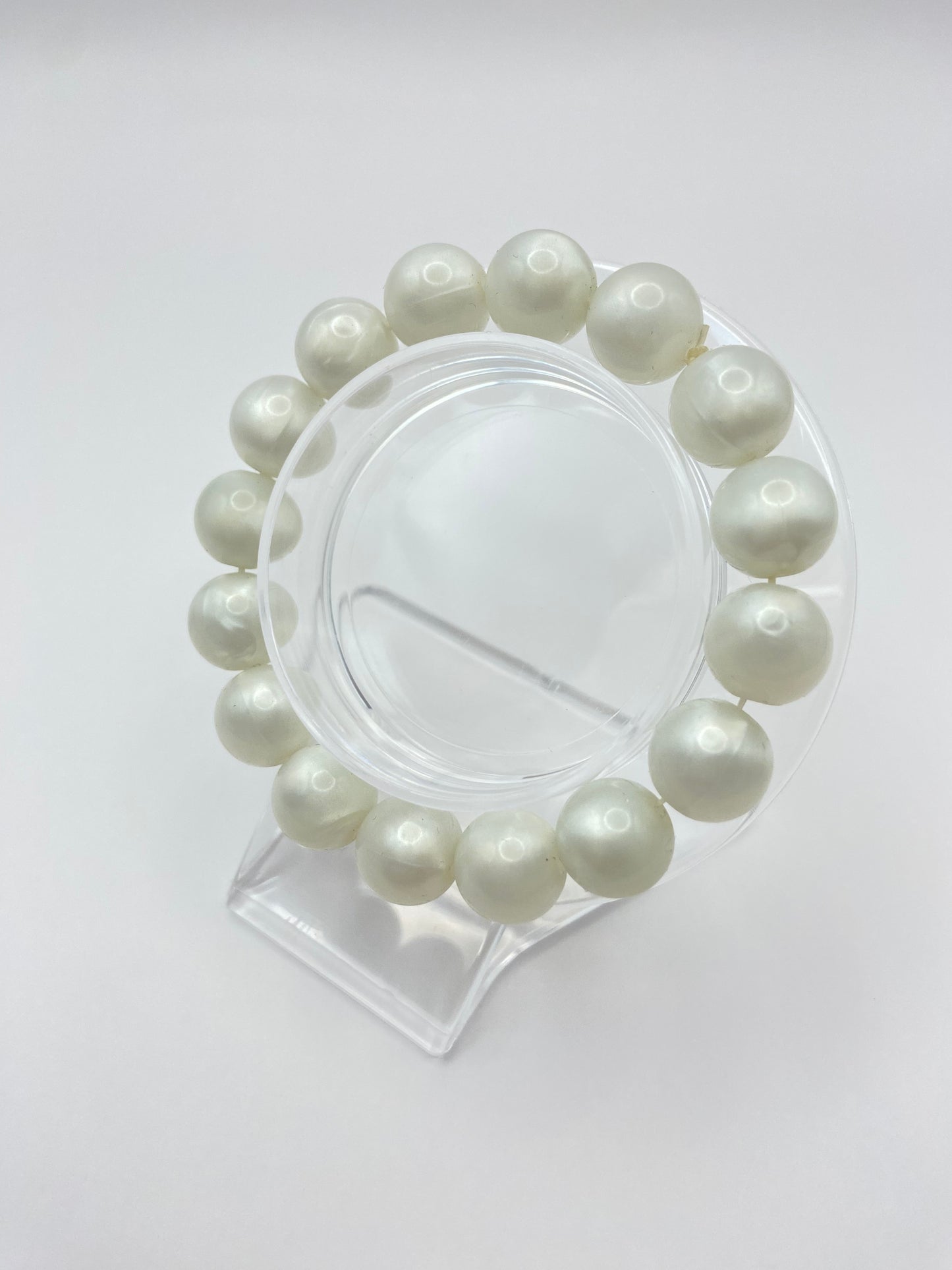 Pulsera elástica de perlas blancas