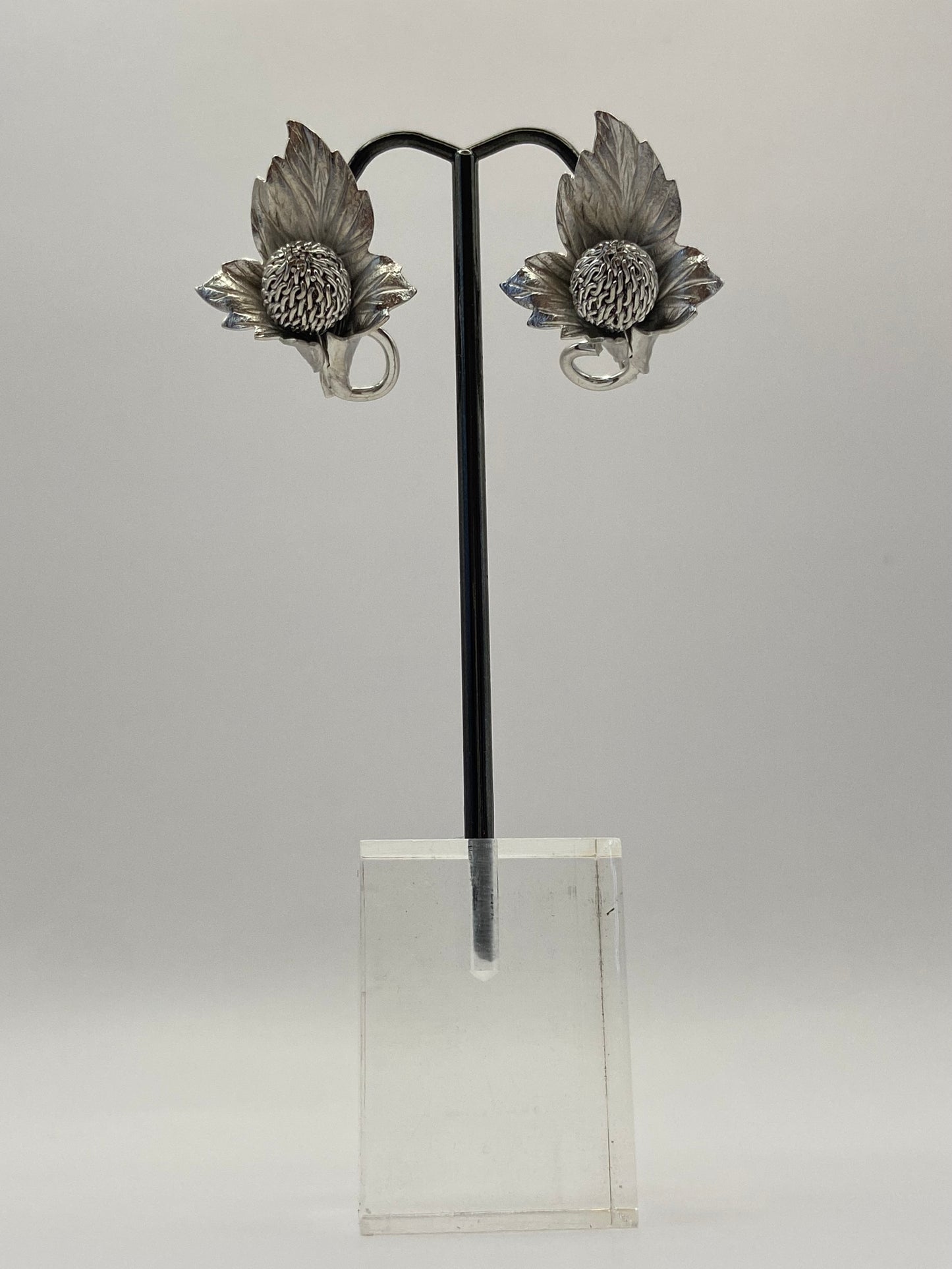 Pendientes vintage con clip de flor en tono plateado