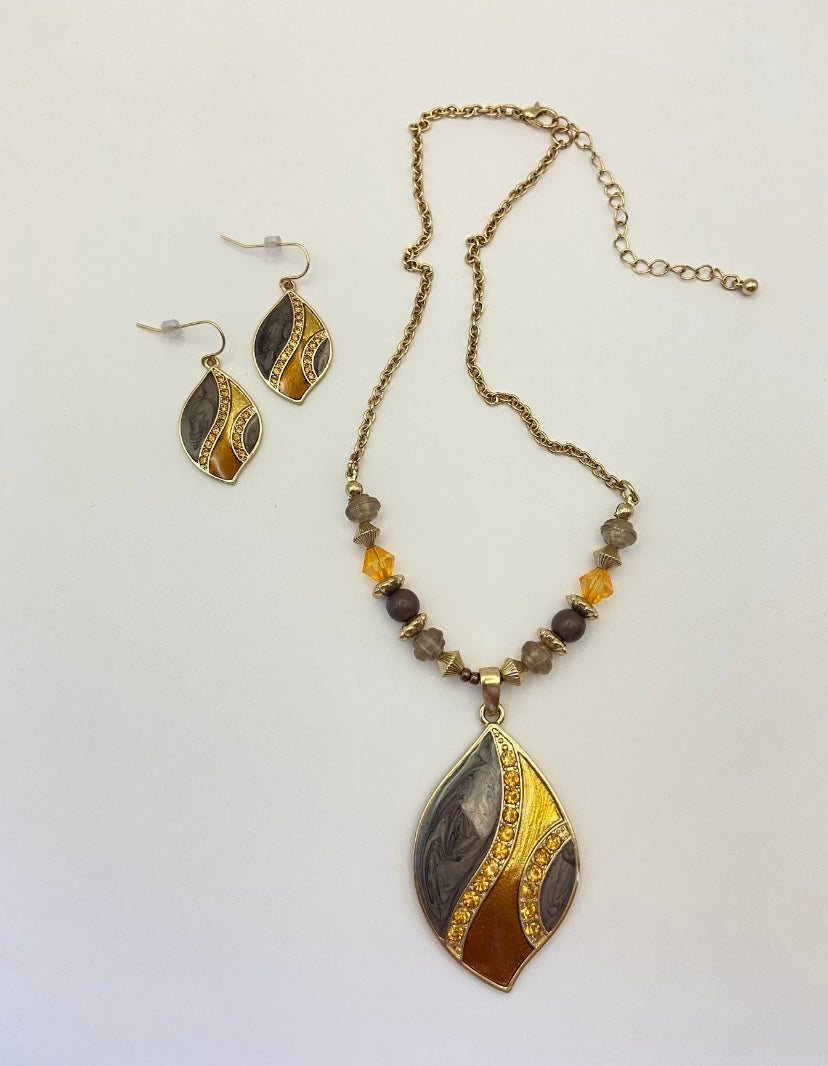 Conjunto de collar/pendientes de hoja de metal en tono dorado