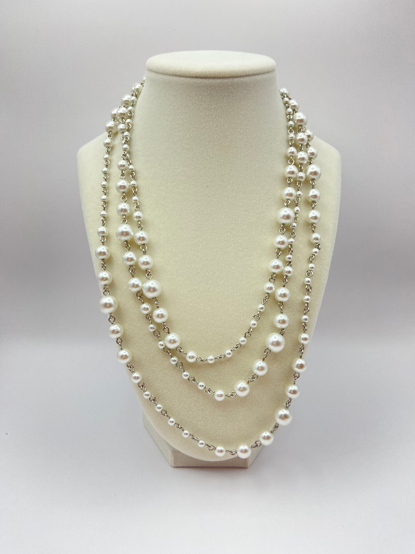Collar de cadena de plata y perlas artificiales