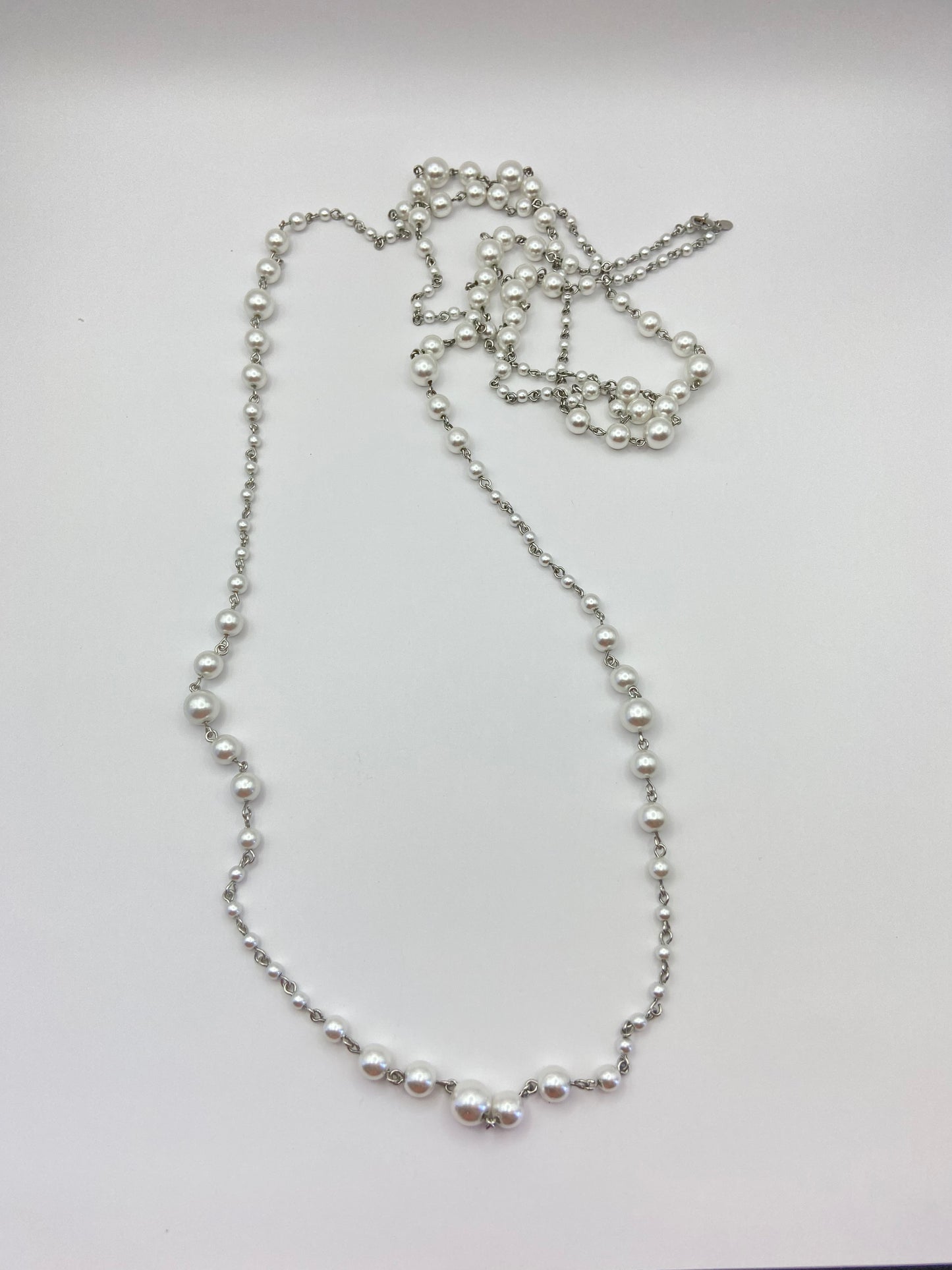 Collar de cadena de plata y perlas artificiales