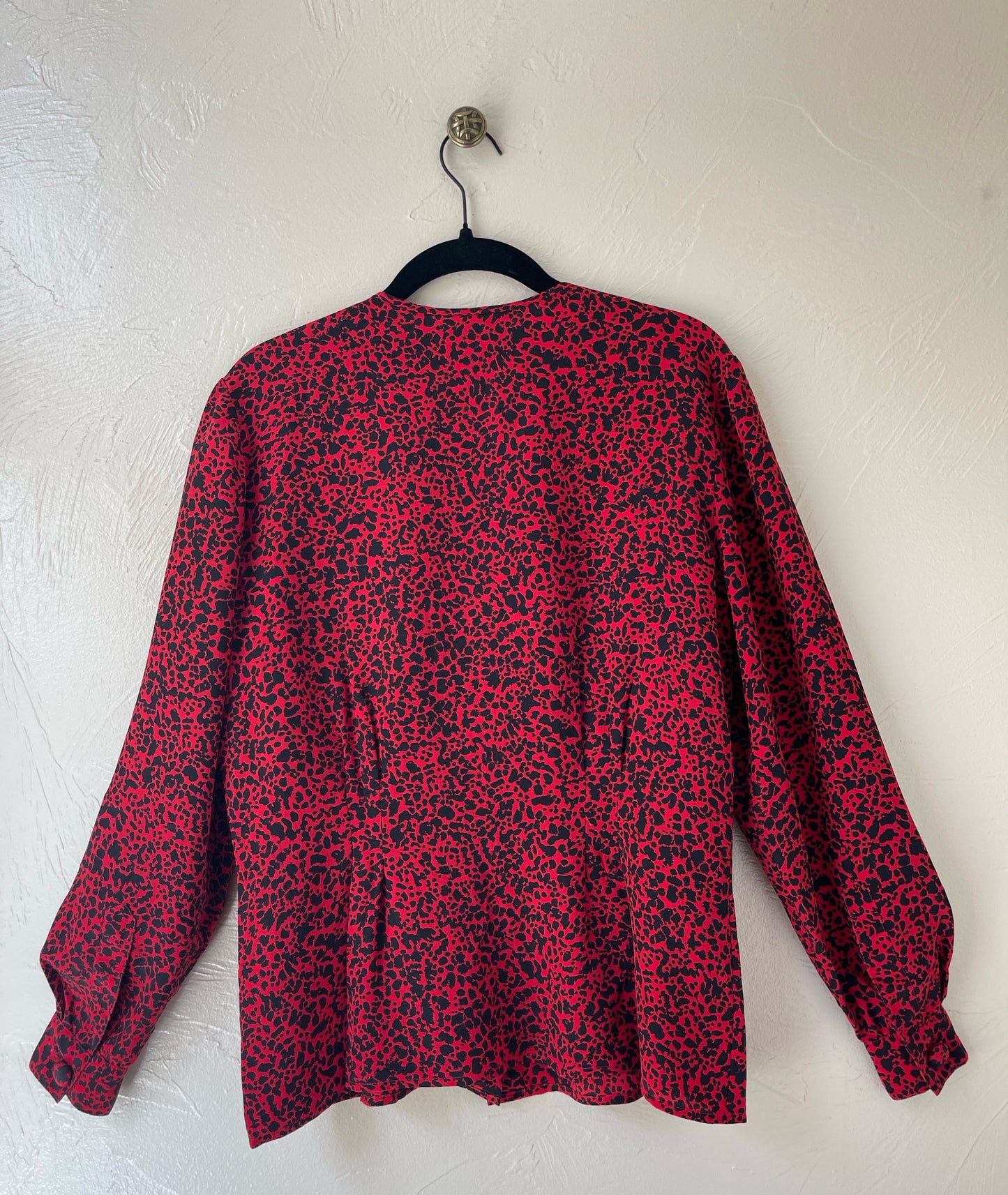 Blusa 100% seda con estampado de leopardo rojo