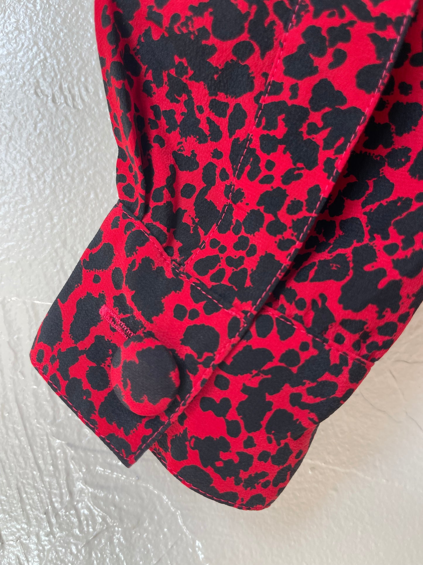 Blusa 100% seda con estampado de leopardo rojo