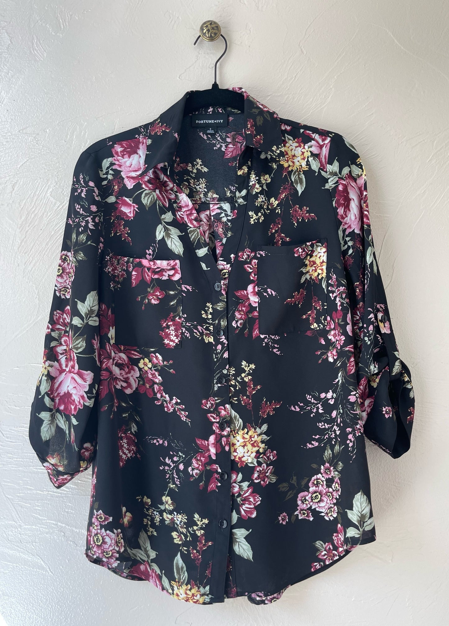 Camisa con botones de flores en tonos rosas y burdeos