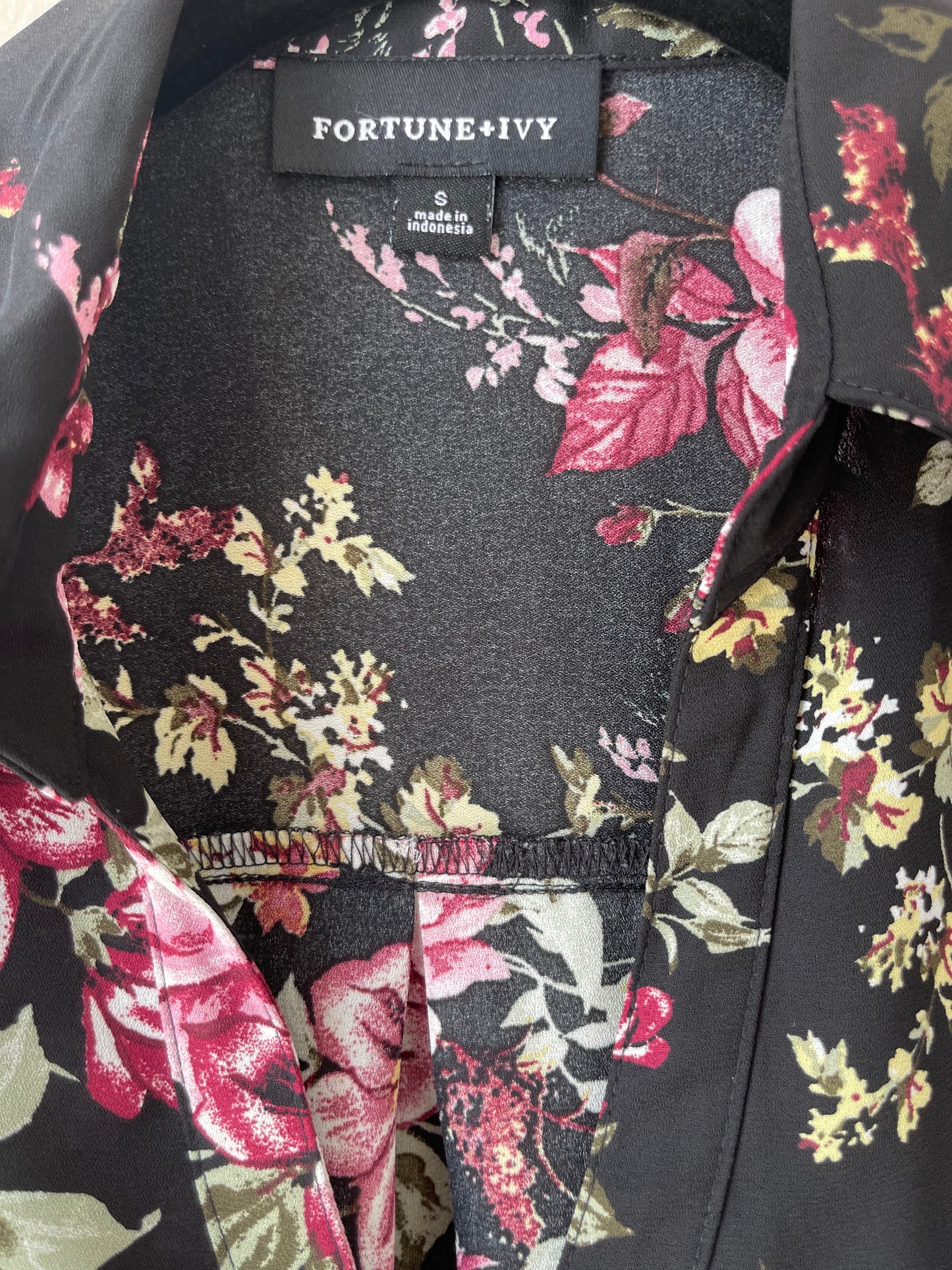 Camisa con botones de flores en tonos rosas y burdeos